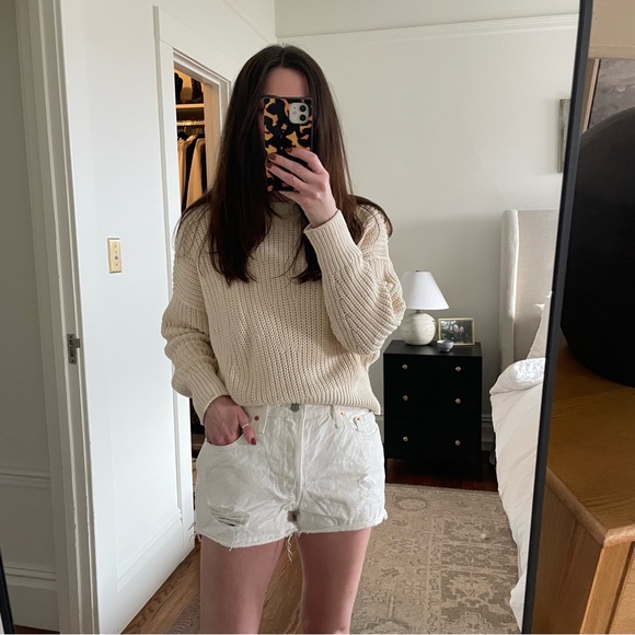 LIKE NEW Levi’s 501 Original Fit High Rise Women's Shorts in White - Picture 2 of 4